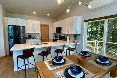 Image de Stylish Retreat, Chef's Kitchen, Minutes to Moran Park, Rosario Resort, and Town