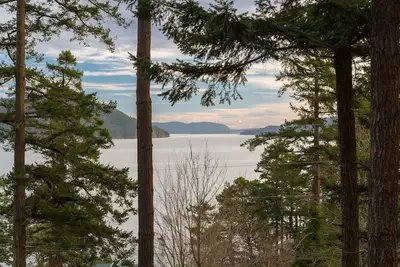 Image de Water View, Impeccable Studio Cottage overlooking East Sound, Walk to Town, Close to Everything!