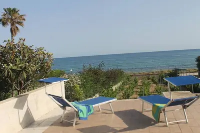 Image de \"Villa Angela\", une terrasse avec vue sur la mer.
