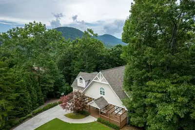 Image de Cinna-Bahn Haus - Family Home w/Hot Tub & Game Room Near Downtown