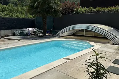 Image de Maison 8 couchages avec piscine privée, sécurisée d’un portail électrique.