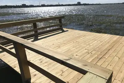 Image de A spacious gem w\/private lake front access, boating, restaurants, bars and more!