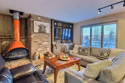 Image de The Big Lebearski- Ac, Grill, Fire Pit, Hot tub!