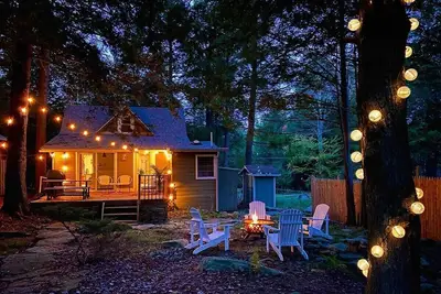 Image de Boutique Cabin w/ Lake Access, Canoe, SUPs, Inner Tubes, Bbq, Fire Pit, Fireplace—Renovated & Chic