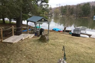 Image de Quiet Lakefront Retreat nestled in the woods.