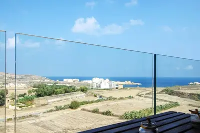 Image de 2 Bed Apartment w\/ Distant Sea and Country Views