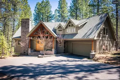 Image de Luxurious & Cozy Home, w/ Hot Tub and Bikes!