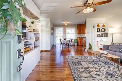 Image de Charming & Conveniently Located to Attractions!