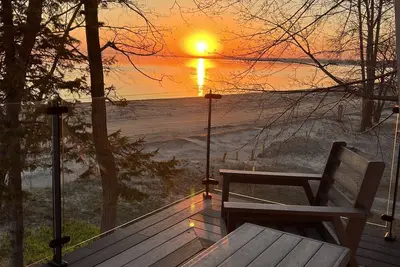 Image de Beachfront and waterfront home for a relaxing getaway for couples or families.
