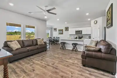 Image de Our spacious & cozy home will provide you & your family/friends a relaxing stay.