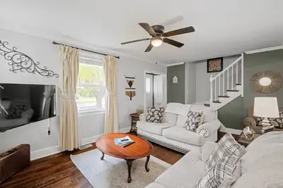 Image de Private House & Yard Central Location to all Rva