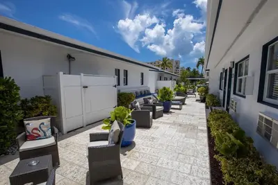 Image de Short Walk From Beach! 3 Modern Units, On-Site Restaurant and Bar