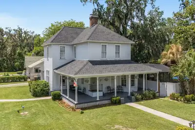 Image de Private historic district apt with pool-suite A