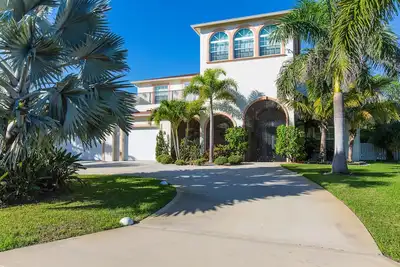 Image de Tamarind House: Beautiful Hutchinson Island Home Steps From the Beach, Huge Pool