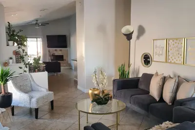 Image de 5min drive to Kansas;Texas Spring training stadium, and Ottawa University.