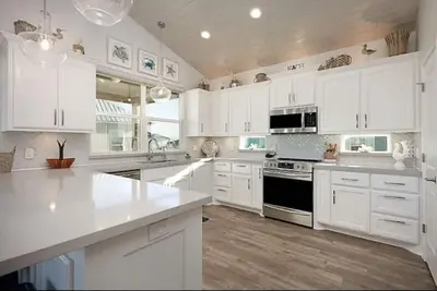 Image de New Crystal Beach Home! 4 Minute Walk to Beach. Fenced Yard & dog friendly