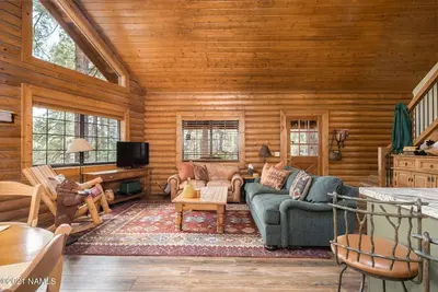 Image de Cabin on Edge of Forest, Kayak on Lake