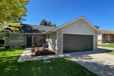 Image de ★Cozy Cedar Cottage★3/2 ★ Fenced yard ★ Playset★Spa