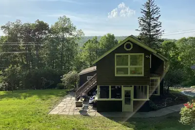 Image de Quintessential Connecticut Living 5brd/3 bath Home with Game Room and Fire Pit