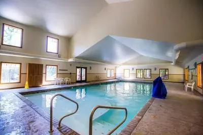 Image de Cozy 2 bedroom condo with wood burning fireplace, private deck and pool/hot tub access