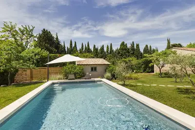 Image de Villa avec Piscine Chauffée, Jardin Calme, Proche Centre - Saint-Rémy-de-Provence