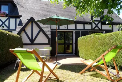 Image de Charmant Cottage Normand avec Jardin, Proche Hippodrome, Piscine Chauffée et Tennis, Parking Privé