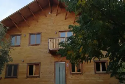Wooden cabin with isothermal cave next to the chicamo river