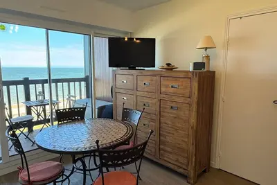 Image de Studio en bord de mer avec balcon et vue imprenable, accès direct plage