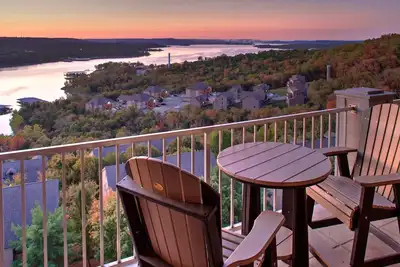 Image de Labor Day Open_Gorgeous Lake View_Minutes to SDC_Free Tickets-Cmty Outdoor Pool_Upgraded Kitchen
