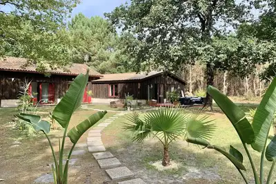 Image de Maison en bois sur parc de 2000 m2 avec piscine chauffée, au sel + wifi
