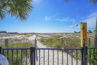Image de ✨Updated Furnishings~Walk to Beach~Pool~Holiday Isle~2br Poolside Villas #104