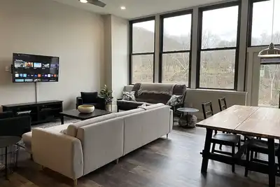 Image de Modern, spacious Loft with River View just off Gap trail