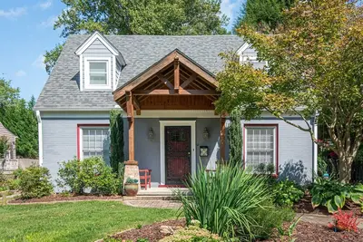 Image de Historic Blythe Cottage in Downtown Hendersonville