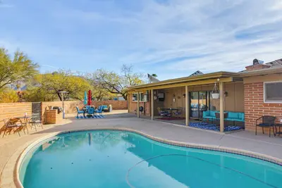 Image de Walkable Tucson Retreat w/ Pool + Fire Pit!