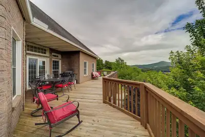 Image de Classy Home w\/ Hot Tub + Mt. Jefferson Views!