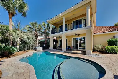 Image de Sea Shell Retreat | Pet Friendly, Private Pool!
