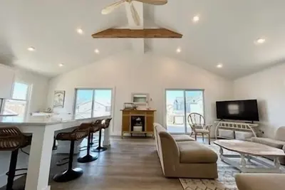 Image de Totally Remodeled - 95th Street in Stone Harbor - Best location!