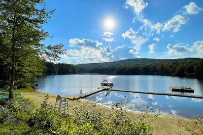 Image de Spacious, Sunny Lake House. Close to ski trails.