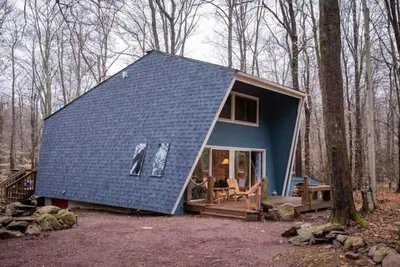 Image de A-Frame nestled in rustic woods of Lake Naomi Pet friendly