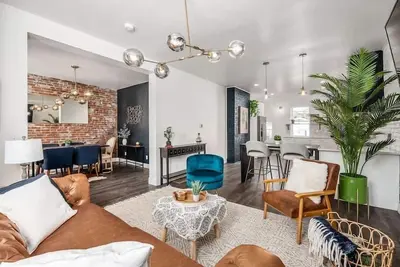 Image de Monroe Matti - Sleeps 14 in a Luxury 1890s Home - Cowboy Pool - Garage
