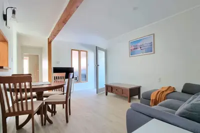 Lovely 2 - Bedroom Unit with Free Parking