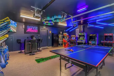 Image de Beach Cottage: Glow Arcade + Aquarium Bunk Room