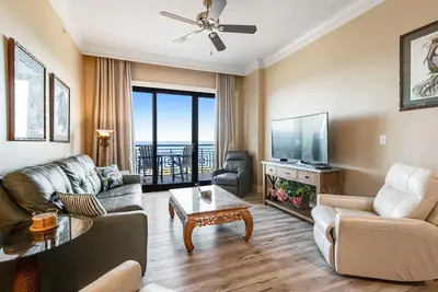 Image de Penthouse condo Emerald Grande with pools, hot tubs, gym - water-view balconies