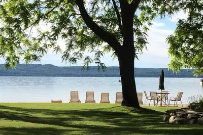 Image de Beautiful Big Glen Lake Beach Home