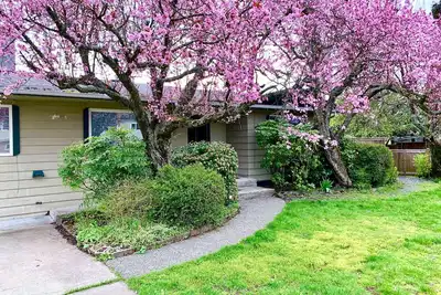 Image de Impeccable Cleanliness Family & Pet Friendly Large Deck House Near Yyj & Ferry