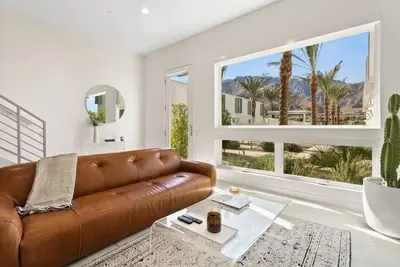 Image de Sleek 2-story Townhouse w/ Sweeping Mountain Views