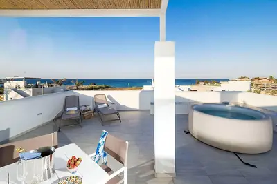 Image de My Rental Homes - Rosemary with little pool and and Jacuzzi on the sun terrace.