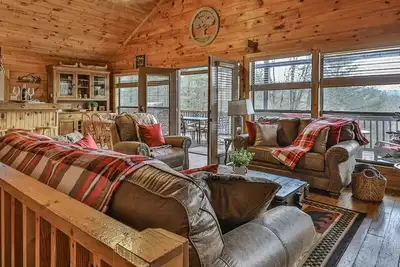 Image de 4. 3 miles to Br center, Private, Family Fun, Hot Tub, Serene