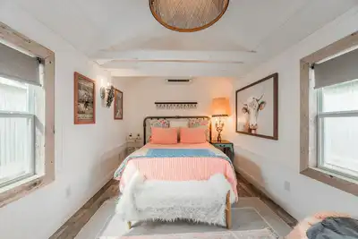 Image de Glamping in Spicewood Tx Hill Country~ Cabin 2 The Freya at Green Acres
