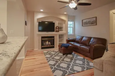 Image de Bright and Spacious Home in Quiet Neighborhood - Astrp230822